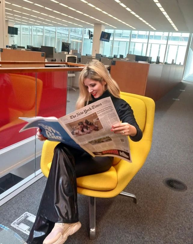 Anabella leyendo el New York Times en el propio edificio del diario estadounidense.