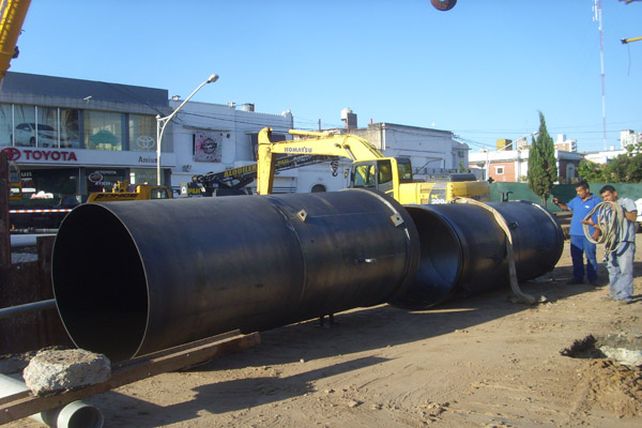 Llegaron a la ciudad los primeros tramos de cañería para reparar la cloaca máxima