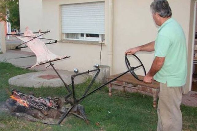 El asador con volante: una ingeniosa alternativa para cocinar carnes a las llamas