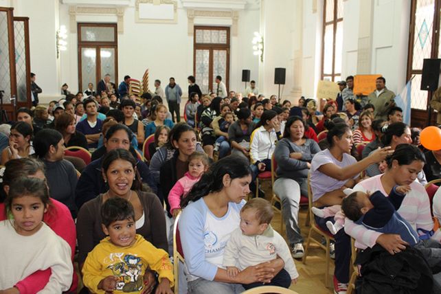 Municipio, Provincia y Los Sin Techo pactaron la edificación de 100 casas