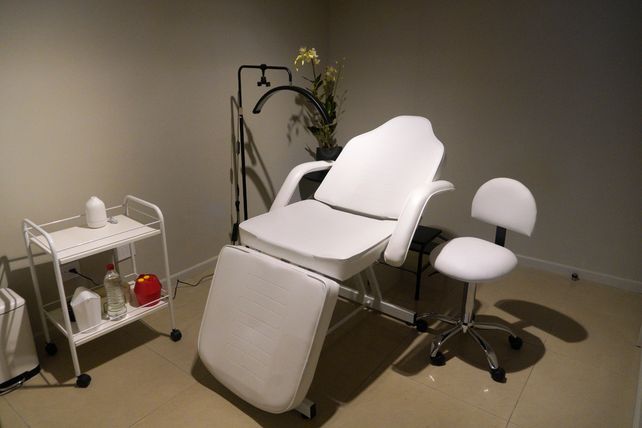 Uno de los gabinetes para la atención de clientes en el nuevo Brows&Co.
