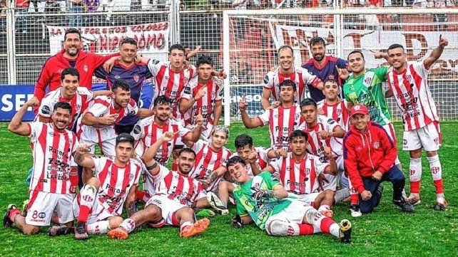 Nicolás Suárez (en el extremo superior izquierdo) junto al plantel y compañeros de cuerpo técnico celebrando el pase a la final.