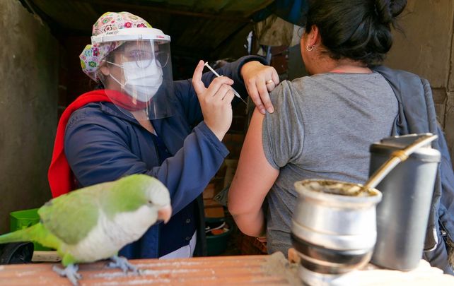 La vacunación baja de los contagios. Aquí una mujer es inmunizada en su vivienda del barrio Stella&nbsp;