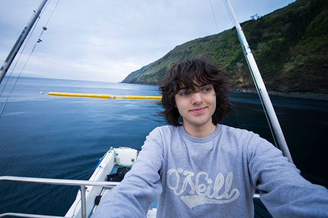 Un holandés de 21 años presenta un prototipo para limpiar los océanos