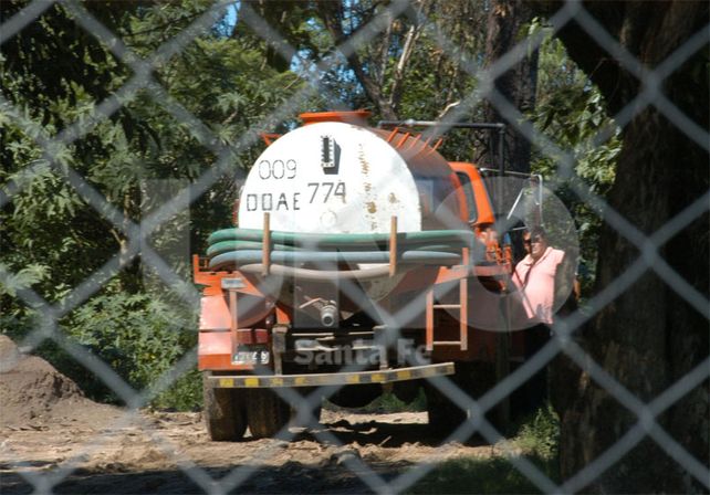 Conflicto. Cerca de 100 camiones atmosféricos por día ingresan y egresan a la planta de tratamiento / Foto: José Busiemi - Uno Santa Fe