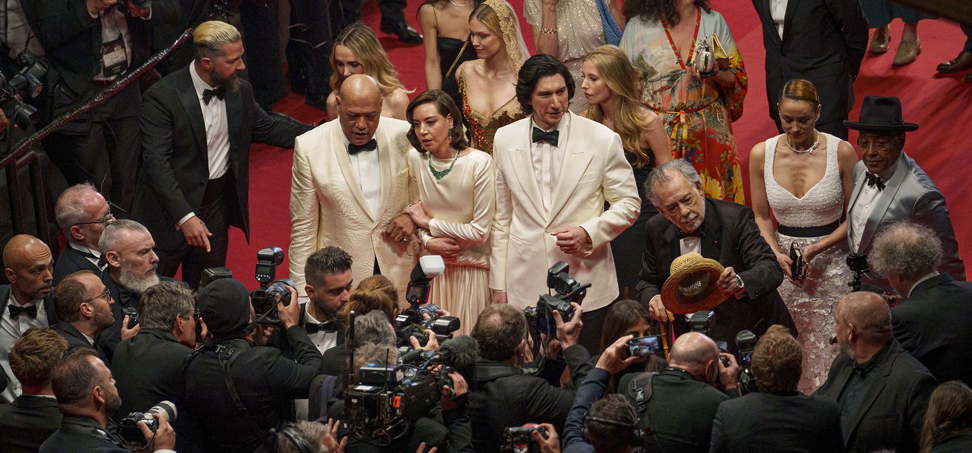 Shia LaBeouf, desde la izquierda, Laurence Fishburne, Aubrey Plaza, Adam Driver, el director Francis Ford Coppola, Nathalie Emmanuel y Giancarlo Esposito posan para los fotógrafos a la salida del estreno de la película 'Megalopolis' en el 77º festival internacional de cine de Cannes, sur de Francia. (Foto de Andreea Alexandru/Invision/AP) Shia LaBeouf, desde la izquierda, Laurence Fishburne, Aubrey Plaza, Adam Driver, el director Francis Ford Coppola, Nathalie Emmanuel y Giancarlo Esposito posan para los fotógrafos a la salida del estreno de la película 'Megalopolis' en el 77º festival internacional de cine de Cannes, sur de Francia. (Foto de Andreea Alexandru/Invision/AP)