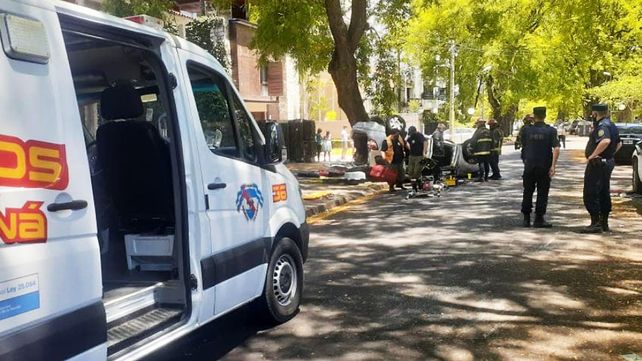 Paraná: Violento vuelco en la zona Parque Urquiza.&nbsp;Foto: Bomberos Voluntarios de Paraná.