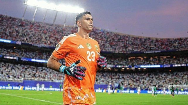 Dibu Martínez busca alcanzar un récord en el arco del selecciondo argentino.