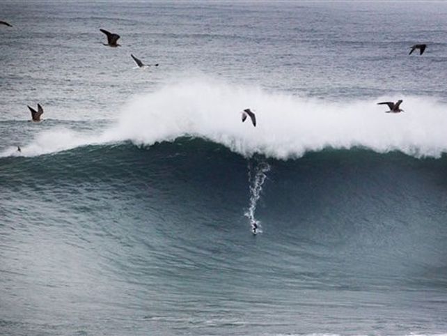 Fotos imponentes: Burle surfeó una ola de 30 metros