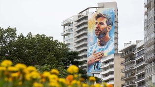 La imagen de Lionel Messi en un edifico céntrico, a pasos del bar que maneja su familia