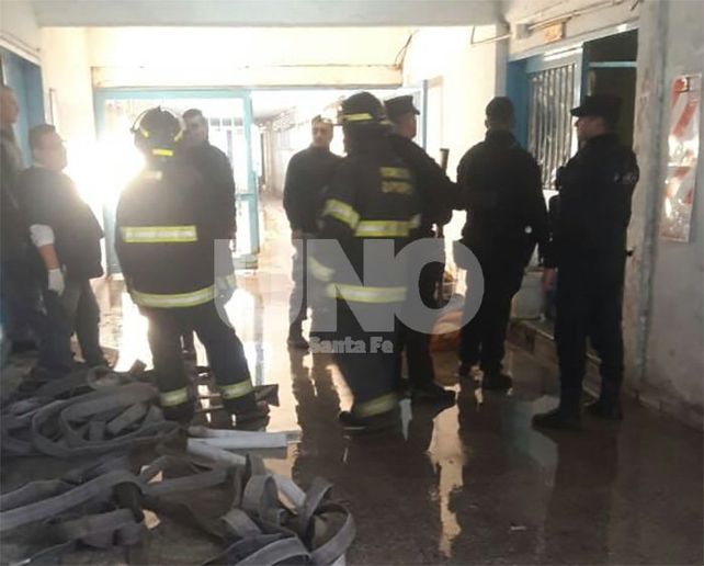 Los bomberos trabajaron en la extinción del foco ígneo