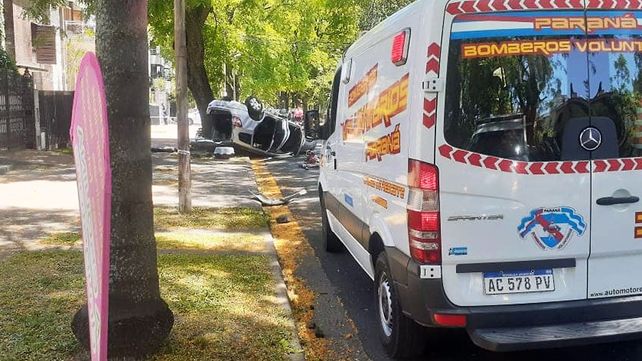 Paraná: Violento vuelco en la zona Parque Urquiza.&nbsp;Foto: Bomberos Voluntarios de Paraná.
