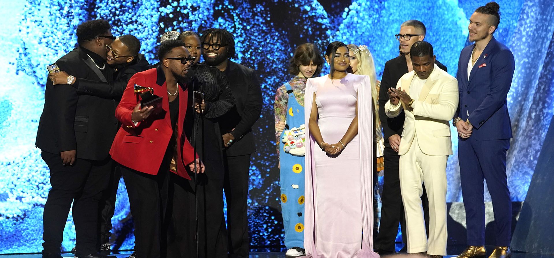 Maverick City Music y Kirk Franklin reciben el premio a la mejor interpretación/canción de gospel "Kingdom" en la 65ª entrega anual de los premios Grammy el domingo 5 de febrero de 2023 en Los Ángeles. (Foto AP/Chris Pizzello)