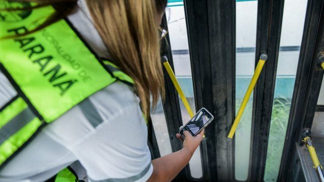 Inspectores municipales actuaron en una inspección de colectivos este lunes para evaluar el mantenimiento de las unidades. Un coche fue retirado de circulación