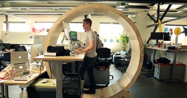 La rueda permite hacer ejercicios mientras se utiliza la computadora.