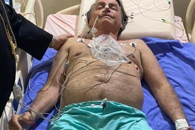 El presidente había sido internado esta mañana por una crisis de hipo; los estudios arrojaron que tiene una obstrucción intestinal.