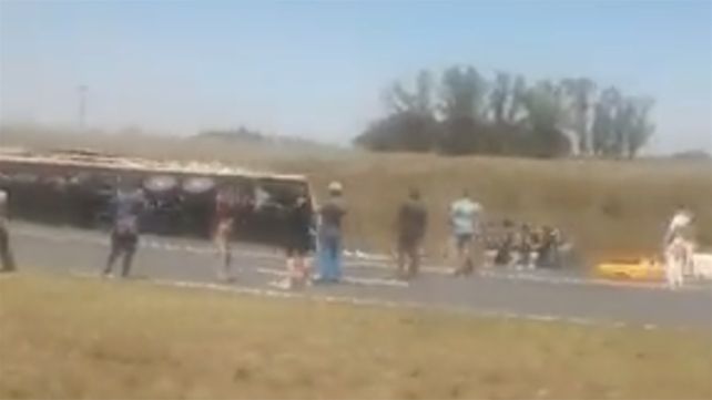El camión Volvo con acoplado que transportaba bananas volcó en la autopista a la altura de Oliveros.