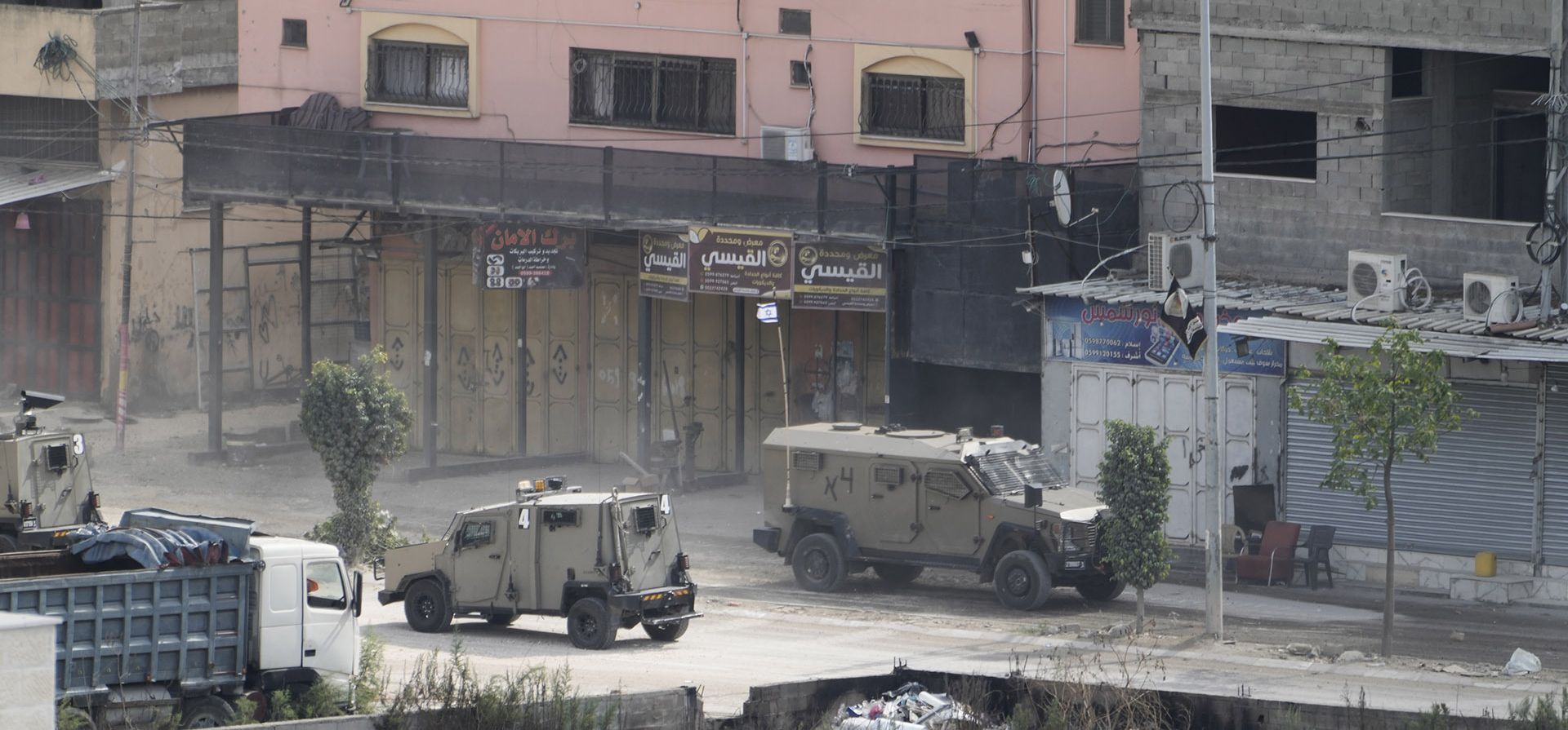 Vehículos militares israelíes durante una redada en el campo de refugiados de Nur Shams en Cisjordania el jueves 19 de octubre de 2023. (Foto AP/Majdi Mohammed) Vehículos militares israelíes durante una redada en el campo de refugiados de Nur Shams en Cisjordania el jueves 19 de octubre de 2023. (Foto AP/Majdi Mohammed)