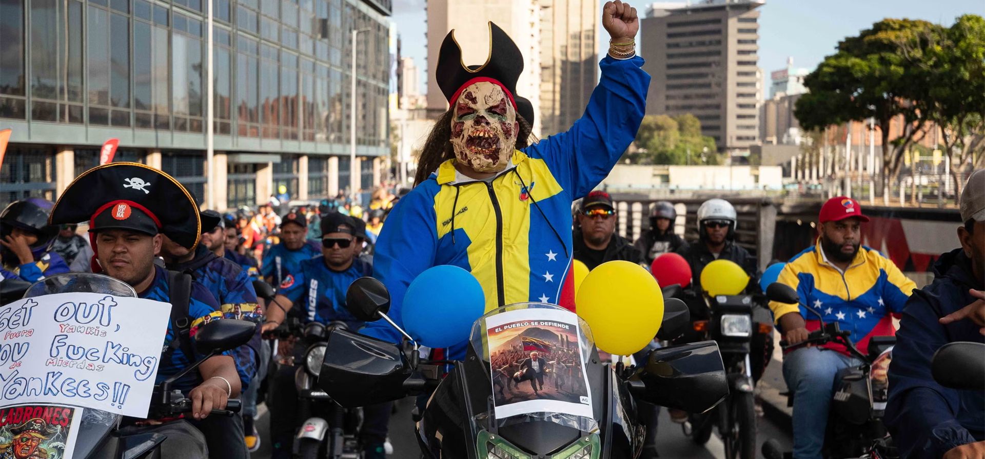 La gente participa en una protesta contra la confiscación por parte de las fuerzas estadounidenses de dos barcos que transportaban petróleo venezolano, Caracas, Venezuela. Fotografía: Ronald Peña R/EPA La gente participa en una protesta contra la confiscación por parte de las fuerzas estadounidenses de dos barcos que transportaban petróleo venezolano, Caracas, Venezuela. Fotografía: Ronald Peña R/EPA