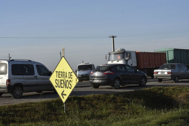 congestionado. El ingreso al barrio obliga a realizar riesgosas maniobras.