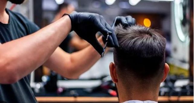 Peluqueros y barberos denuncian una ola de robos a locales del rubro.