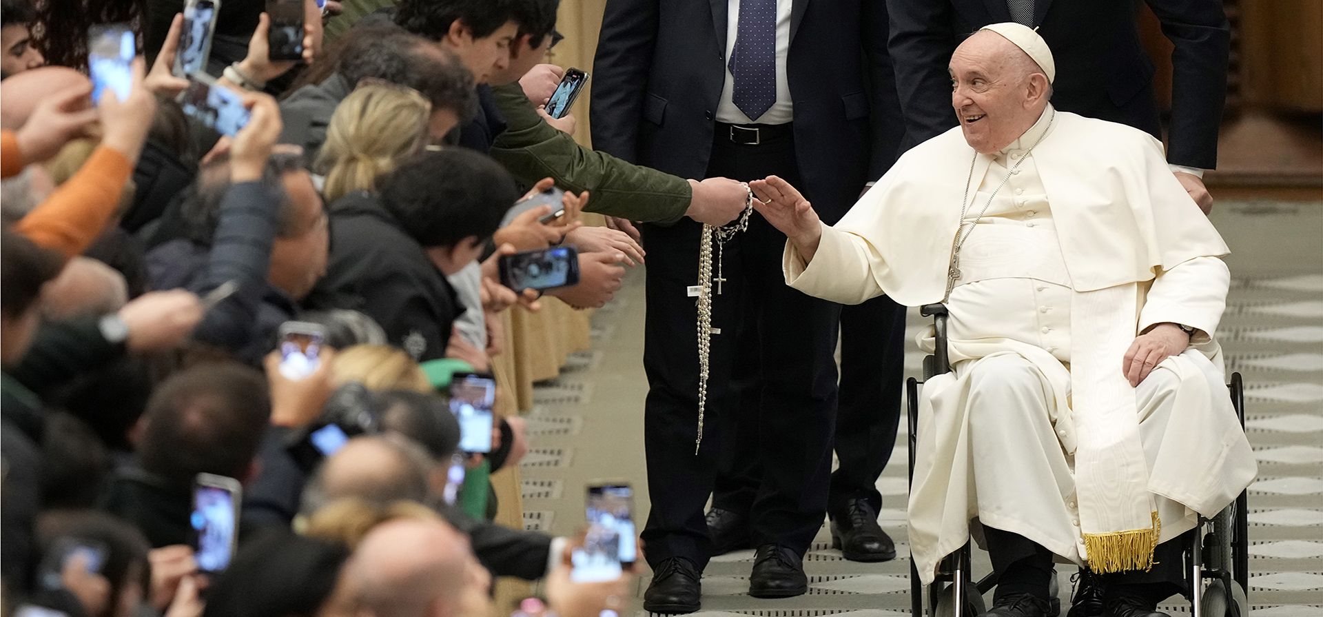 El papa Francisco sale al final de su audiencia general semanal en el Aula Pablo VI, en el Vaticano, el miércoles 11 de enero de 2023. (Foto AP/Andrew Medichini)