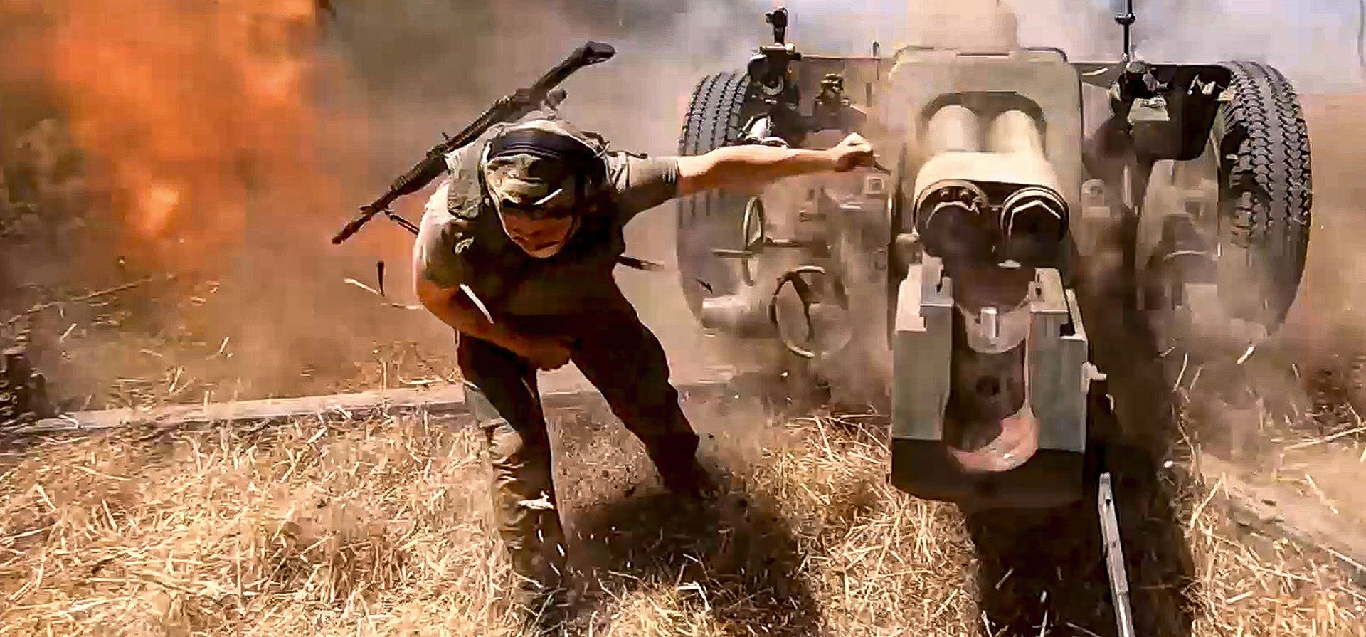 Imagen captura de vídeo publicado por el Ministerio de Defensa de Rusia el jueves 22 de agosto de 2024, un soldado ruso dispara desde un obús D-30 hacia posiciones ucranianas en un lugar no revelado de Ucrania. (Servicio de prensa del Ministerio de Defensa de Rusia vía AP) Imagen captura de vídeo publicado por el Ministerio de Defensa de Rusia el jueves 22 de agosto de 2024, un soldado ruso dispara desde un obús D-30 hacia posiciones ucranianas en un lugar no revelado de Ucrania. (Servicio de prensa del Ministerio de Defensa de Rusia vía AP)