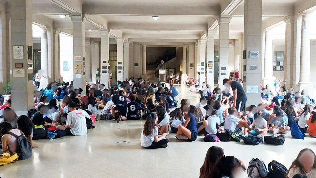 Alumnos de la escuela Normal hacen nueva sentada por las malas condiciones de la infraestructura escolar ante el calor