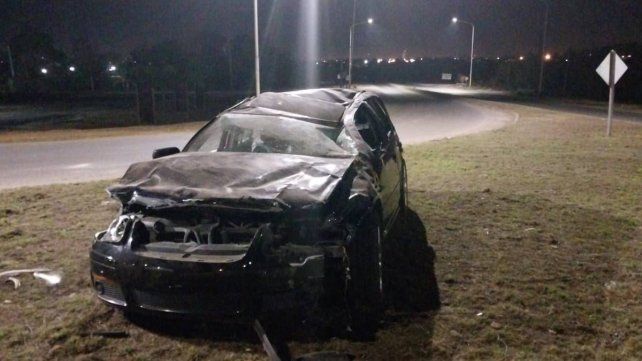 El hecho ocurrió este sábado por la madrugada en Acceso Norte a Paraná. El vehículo circulaba a gran velocidad y mordió la banquina