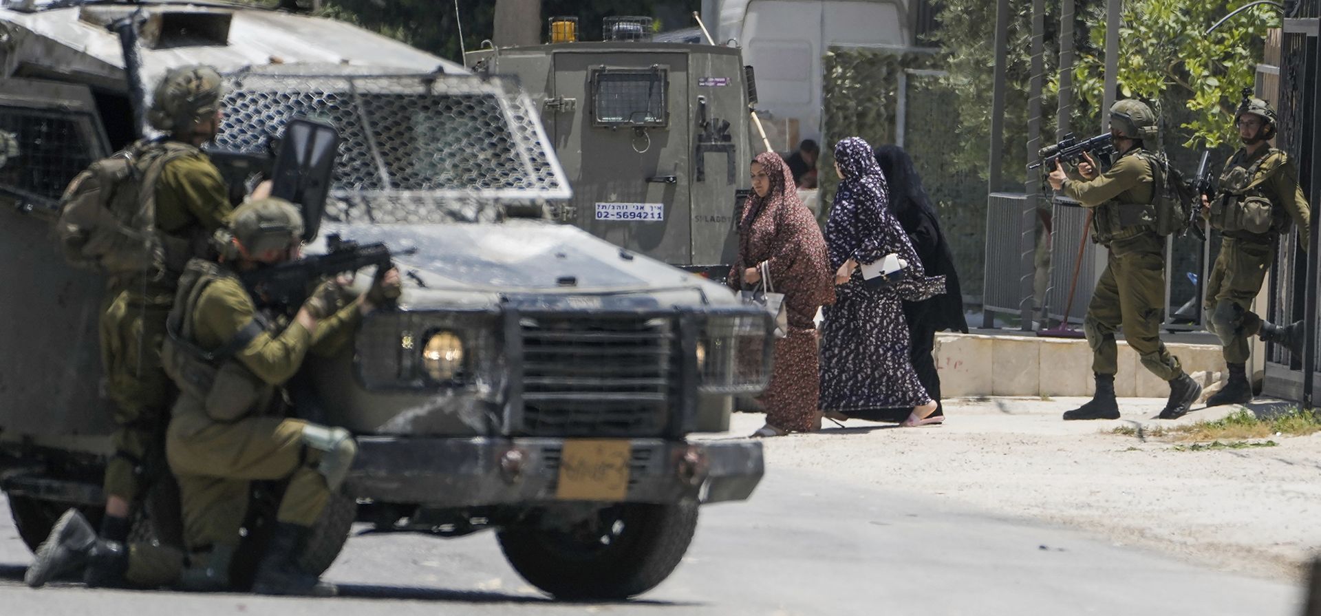 Soldados israelíes escoltan a las parientes de un hombre palestino buscado fuera de su casa sitiada en la ciudad de Urif, en Cisjordania, el jueves 29 de junio de 2023. El ejército israelí ingresó el jueves a la ciudad de Urif en el norte de Cisjordania y rodeó la casa de un palestino buscado, lo que provocó enfrentamientos con los residentes que protestaban por la incursión. (Foto AP/Majdi Mohamed) Soldados israelíes escoltan a las parientes de un hombre palestino buscado fuera de su casa sitiada en la ciudad de Urif, en Cisjordania, el jueves 29 de junio de 2023. El ejército israelí ingresó el jueves a la ciudad de Urif en el norte de Cisjordania y rodeó la casa de un palestino buscado, lo que provocó enfrentamientos con los residentes que protestaban por la incursión. (Foto AP/Majdi Mohamed)