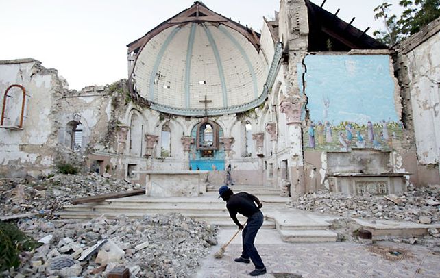 Restos. Un hombre barre un área de la iglesia católica Santa Ana