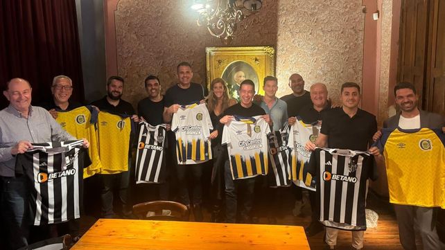 Juntos. Directivos de Central junto a algunos de Atlético Mineiro intercambiaron camisetas en una reunión de camaradería.
