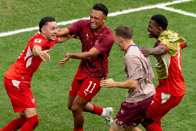 Rubén Vargas anotó el penal que le dio la victoria a Suiza ante Colombia.