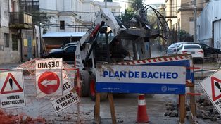 Bacheo e inflación. El nuevo escenario empujó al Ejecutivo a aplicar una tasa vial del 1,6 por ciento por litro de combustible vendido en las estaciones se servicio rosarinas.