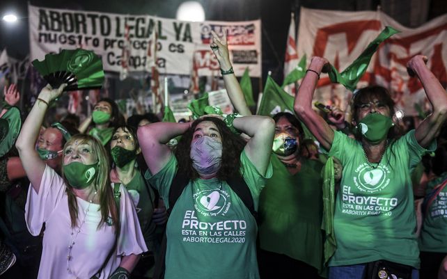 Emoción en los festejos en Argentina por la legalización del aborto