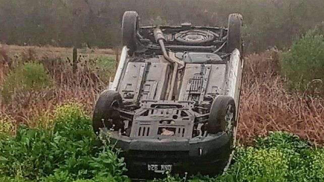El auto quedó ruedas para arriba cerca de Viale.