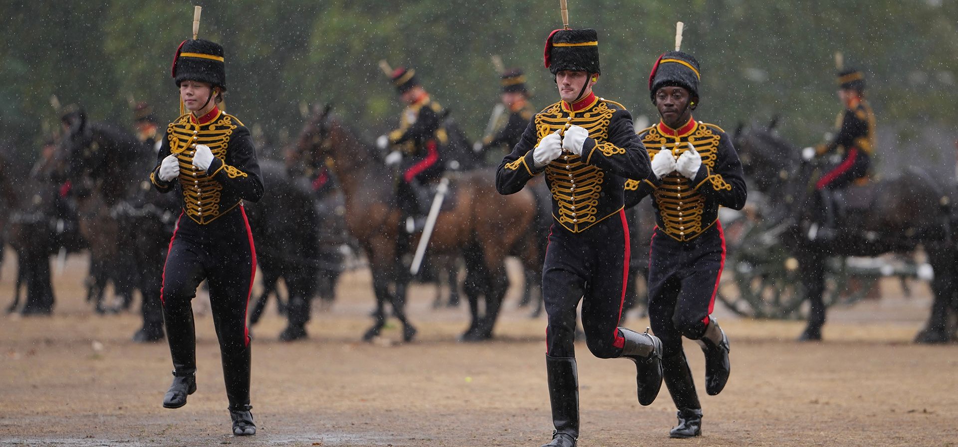 La Tropa Real de Artillería Montada del Rey se retira tras disparar una salva real de 41 cañonazos, acompañada por la Banda de la Guardia de Granaderos, en el cuarto aniversario de la ascensión del rey al trono, en Hyde Park, Londres, el martes 8 de septiembre de 2026. (Foto AP/Kin Cheung) La Tropa Real de Artillería Montada del Rey se retira tras disparar una salva real de 41 cañonazos, acompañada por la Banda de la Guardia de Granaderos, en el cuarto aniversario de la ascensión del rey al trono, en Hyde Park, Londres, el martes 8 de septiembre de 2026. (Foto AP/Kin Cheung)