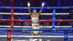 Débora Dionicius festeja con todo el triunfo ante La Tigresa Acuña en el Luna.