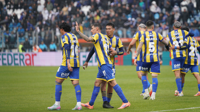 Ángel Di María levanta la mano izquierda en señal de perdón hacia los hinchas de Gimnasia.