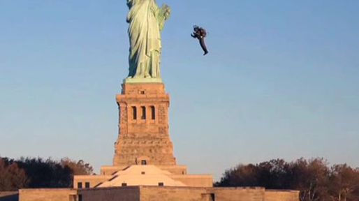 El vuelo de un hombre con mochila propulsora sobre la Estatua de la Libertad