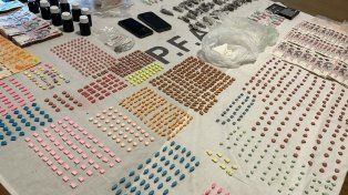Uno de los hallazgos significativos durante el operativo fue el secuestro de drogas de diseño, una de las cuales tenía un valor estimado en más de $30.000.000