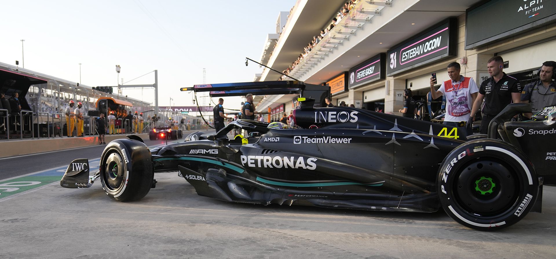 El piloto de Mercedes Lewis Hamilton de Gran Bretaña sale de boxes durante la primera sesión de práctica antes del Gran Premio de Fórmula Uno de Qatar en el Circuito Internacional de Lusail, en Lusail, Qatar, el viernes 6 de octubre de 2023. (Foto AP/Darko Bandic)