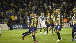 Abrazo triunfal. Los jugadores canallas rodean a Ignacio Malcorra tras anotar el primero, de penal, ante Vélez en el Gigante. Fue una noche redonda en Arroyito.