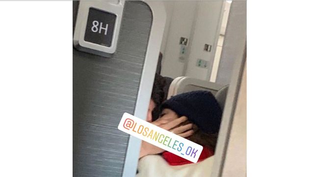Tini Stoessel y Sebastián Yatra, in fragantis en un avión: besos y mimos debajo de la frazada