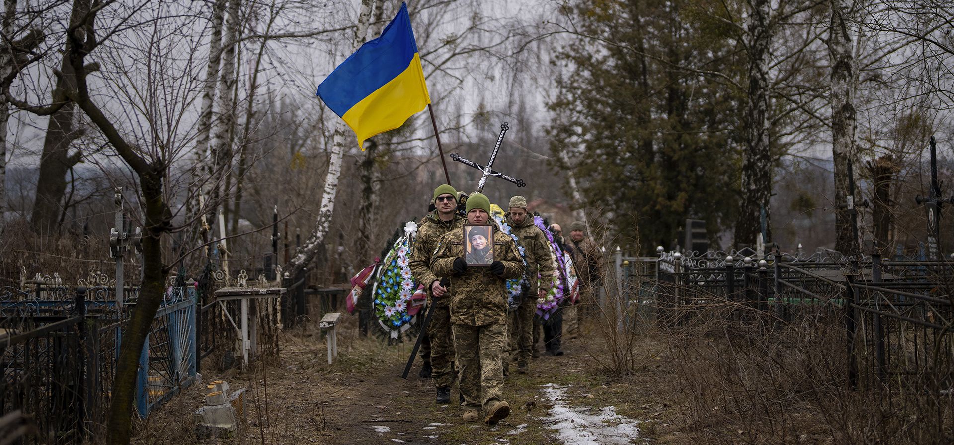 Militares ucranianos llevan el ataúd de Kasich durante su cortejo fúnebre en Bucha, cerca de Kiev, Ucrania, el viernes 17 de febrero de 2023. Kasich Kostiantyn, de 42 años, teniente de la 93ª brigada ucraniana, fue asesinado el martes 14 de febrero en el peleas en el área de Bakhmut. (Foto AP/Emilio Morenatti)