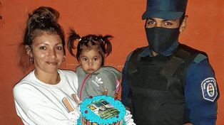 La familia de la bebé le mostró su agradecimiento al agente Altamirano.