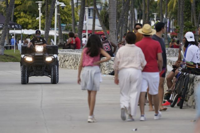 Miami Beach. Un policía patrulla una de las zonas más concurridas de una ciudad con altos índices de violencia.