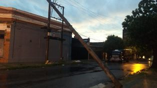Luego de la tormenta un gran poste quedó sostenido por los cables de la luz