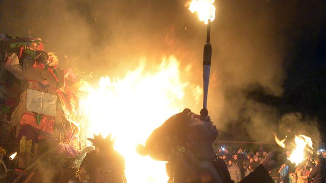 Tradicional fogata de San Pedro y San Pablo