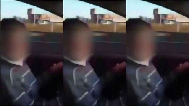 Un nene maneja en una autopista y su padre lo filma y lo alienta